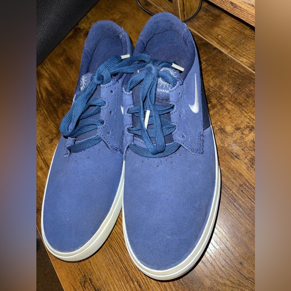 Mens 9.5 Nike shoes